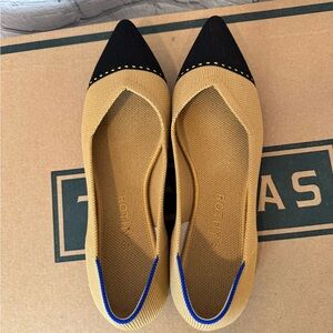 Rothy's Women's Tan and Black pointed captoe Flats